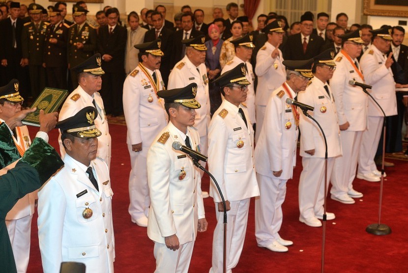 Tujuh pasang Gubernur dan Wakil Gubernur terpilih mengucapkan sumpah dan janji jabatan yang dipimpin oleh Presiden Joko Widodo di Istana Negara, Jakarta, Jumat (12/2).(Antara/Widodo S. Jusuf)