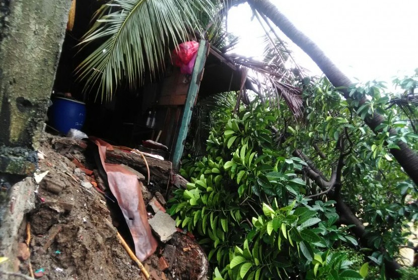 Tujuh rumah di pinggir Kali Bekasi, Jalan Mawar Raya, Kelurahan Margahayu, Bekasi Timur, Kota Bekasi, terkena longsor, Ahad (19/2). 