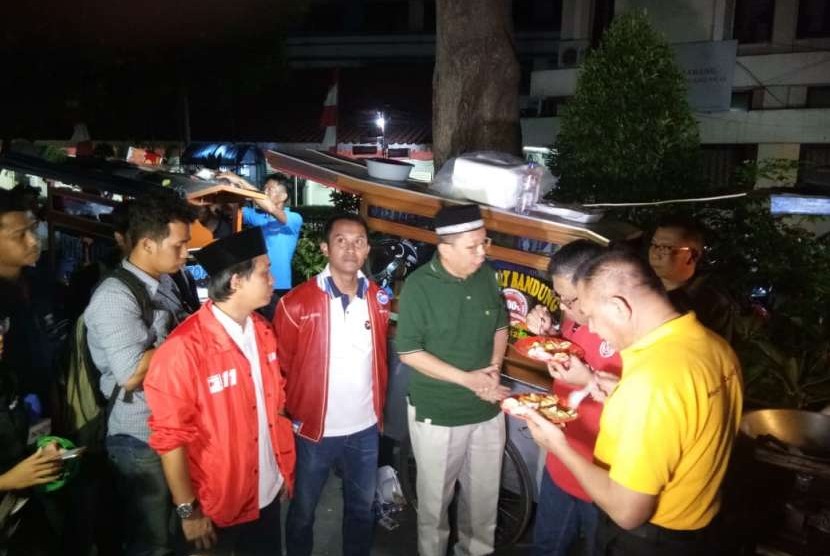 Tujuh sekjen partai politik koalisi kubu Joko Widodo berkumpul di Gedung Joang 45, Menteng,  Jakarta Pusat, Sabtu (4/8) malam.  Dua Sekjen dari PKB dan Hanura tidak hadir karena alasan tugas penggalangan dukungan kepada Jokowi di luar kota.