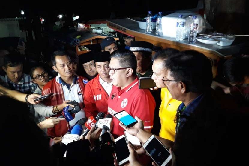 Tujuh Sekjen Partai Politik koalisi kubu Joko Widodo berkumpul di Gedung Joang 45, Menteng,  Jakarta Pusat,  Sabtu (4/8) malam.  Dua Sekjen dari Partai PKB dan Hanura tidak hadir karena alasan tugas penggalangan dukungan kepada Jokowi di luar kota