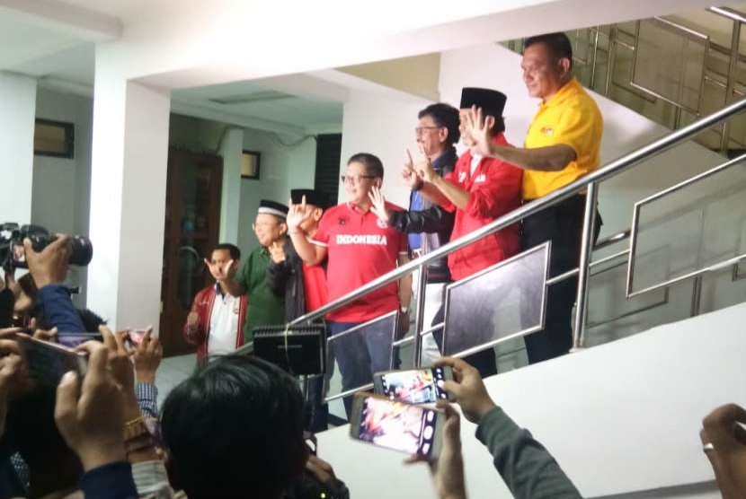 Tujuh Sekjen Partai Politik koalisi kubu Joko Widodo berkumpul di Gedung Joang 45, Menteng,  Jakarta Pusat,  Sabtu (4/8) malam.  Dua Sekjen dari Partai PKB dan Hanura tidak hadir karena alasan tugas penggalangan dukungan kepada Jokowi di luar kota. 