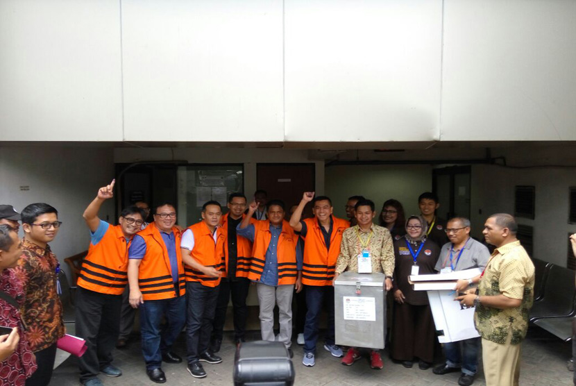 Tujuh tahanan KPK usai menggunakan hak pilihnya di teras rutan KPK, di Gedung KPK, Kuningan, Jakarta Selatan, Rabu (15/2).