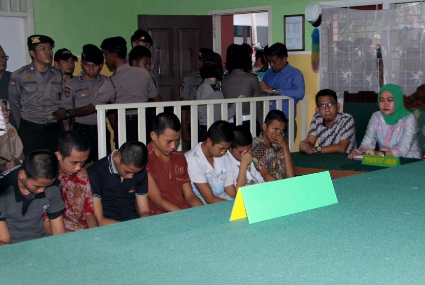 Tujuh terdakwa anak berada didalam ruang sidang anak saat sidang vonis kasus pemerkosaan YY di Pengadilan Negeri Curup, Rejang Lebong, Bengkulu, Selasa (10/5).