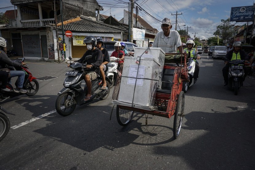 Tukang becak mengangkut logistik Pemilihan Wali Kota (Pilwalkot) di Kelurahan Kadipaten, Kraton, DI Yogyakarta, Selasa (14/2).