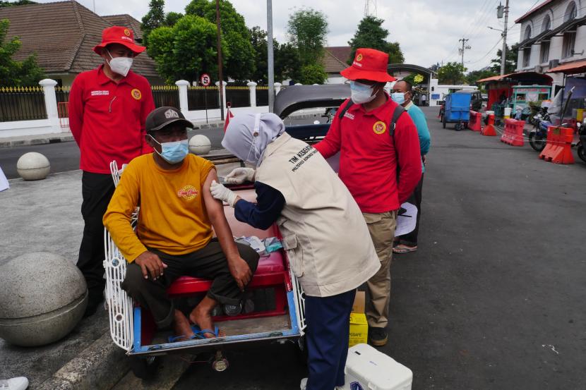 Tukang becak mengikuti vaksinasi keliling Covid-19 oleh BIN di Malioboro, Yogyakarta.