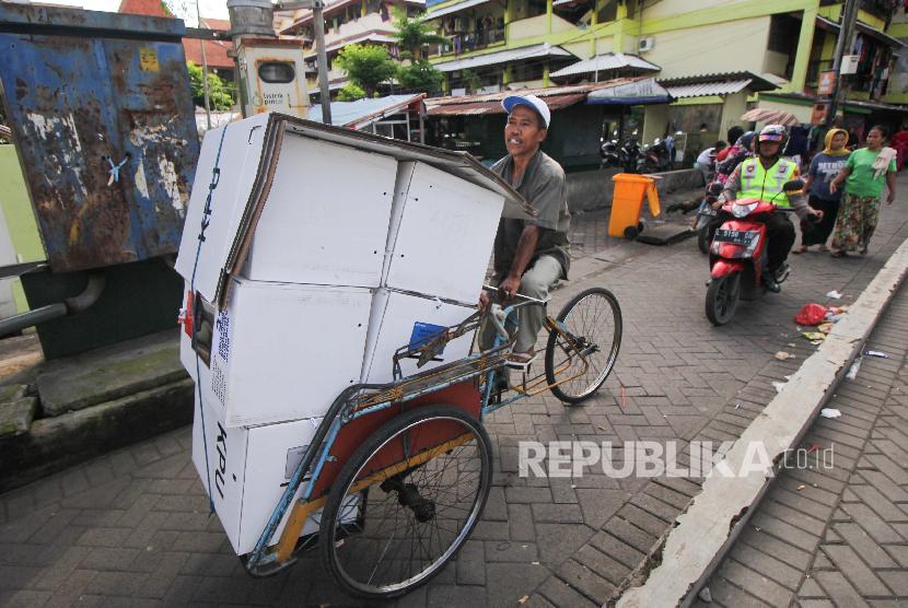 Tukang becak yang mengangkut logistik hasil Pemilu 2019. Di Pemilu 2024, pemerintah membolehkan ASN sebagai panitia pemilu. (ilustrasi)