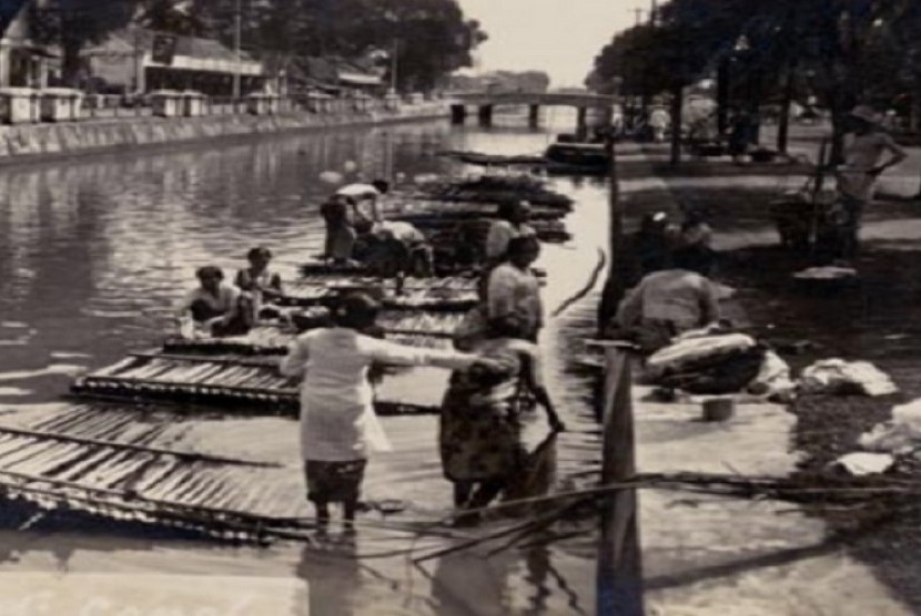 Tukang Binatu mencuci di Sungai Ciliwung, Pasar Baru.