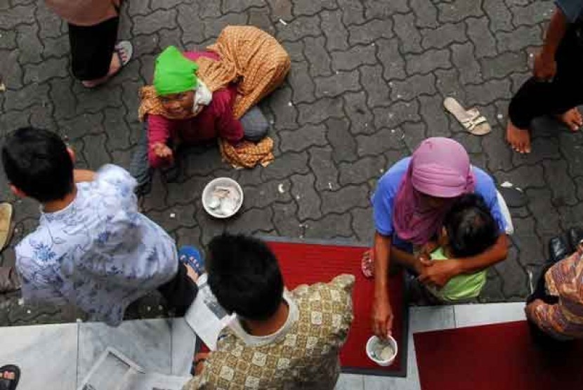 Pengemis (ilustrasi). Satpol PP DKI Jakarta akan berpatroli dan menindak pengemis berikut pihak yang memobilisasi orang untuk mengemis jelang Ramadhan.