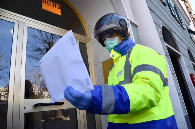 Tukang pos gunakan kostum hibur warga di Inggris saat antar surat di tengah pandemi virus corona. Ilustrasi.