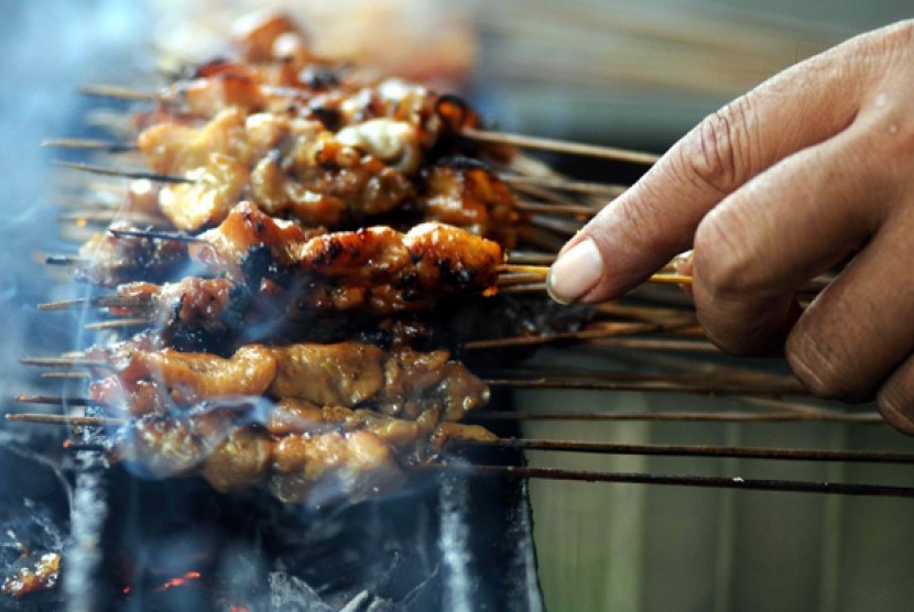 Membakar sate saat Hari Qurban (ilustrasi). Penting untuk memperhatikan cara mengolah daging saat Idul Adha agar tak hanya lezat tapi juga tetap sehat.