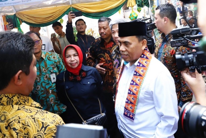 Tukar Uang: Deputi Gubernur BI Rosmaya dalam kegiatan peninjauan layanan penukaran uang bersama Sekda PemProv DKI Jakarta di salah satu titik penukaran di Lapangan IRTI Monas, Jakarta, Jumat (17/5).