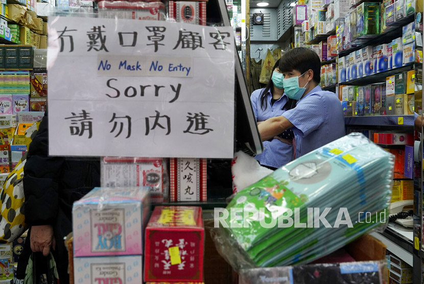   Tulisan pengumuman dilarang masuk untuk pembeli yang tidak memakai masker dipasang di pintu masuk sebuah apotek di Hong Kong, Senin (10/2). Hong Kong menghadapi resesi ekonomi akibat pandemi Covid-19. Ilustrasi.