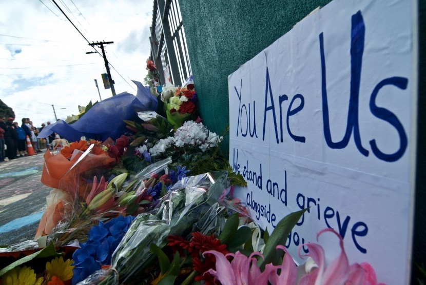 Tulisan pesan perdamaian dan bunga diletakkan warga di depan Masjid Wellington, Kilbirnie, Wellington, Selandia Baru, Sabtu (16/3/2019). 