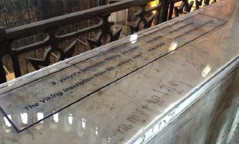Tulisan tangan Komandan Viking Halvdan yang terukir di marmer Hagia Sophia.