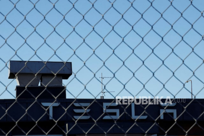 Tulisan Tesla terpampang di ruang pamer Tesla di Malmo, Swedia, 14 Desember 2023.