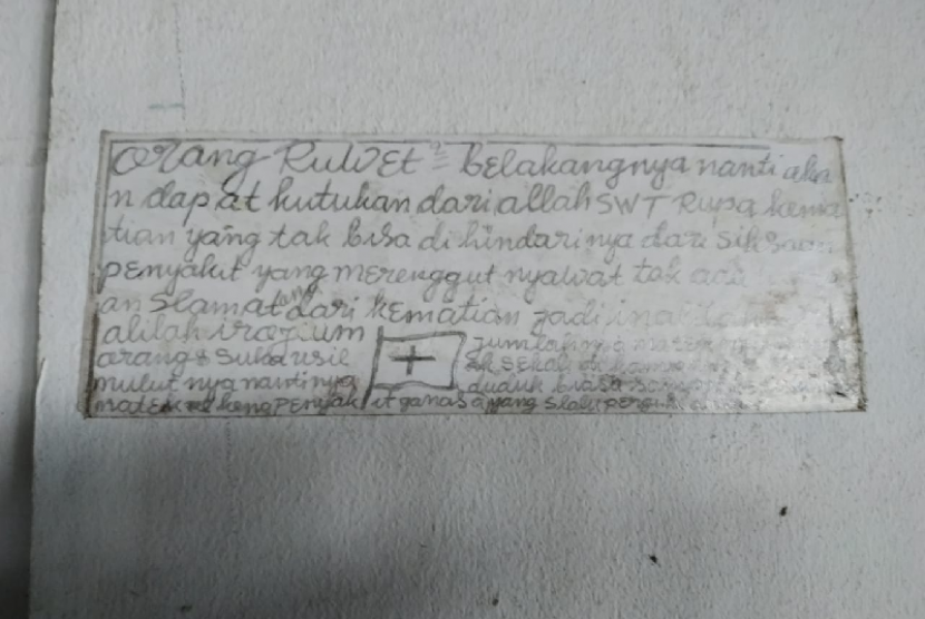 Tulisan yang ditemukan di dekat korban Mutilasi di Pasar Besar, Malang.