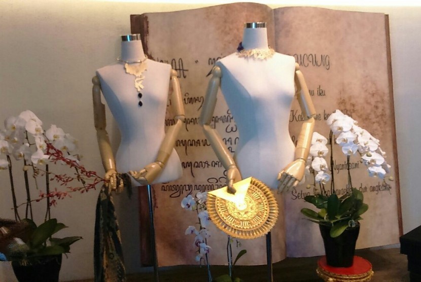 Tulola Jewelry yang digawangi Happy Salma dan Dwei Sri Luce memamerkan koleksi terbarunya di Galeri Indonesia Kaya. Koleksi ini terinspirasi novel Bumi Manusia.