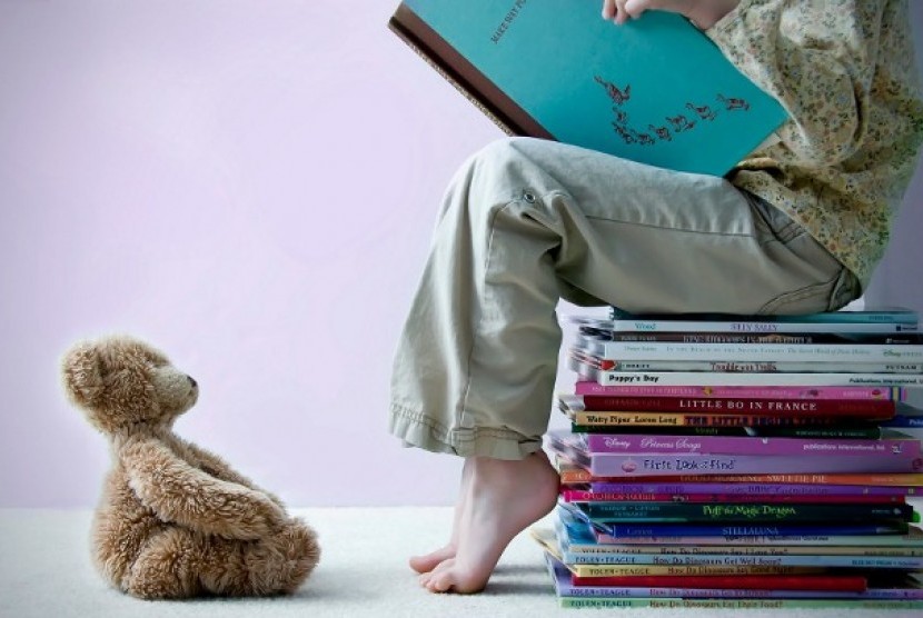 Tumbuhkan kebiasaan membaca kepada anak sejak dini. Salah satu cara ciptakan suasana membaca yang kental di rumah