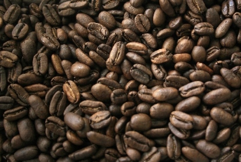 Tumbuk dulu biji kopi menjadi bubuk sebelum memanfaatkan untuk perawatan.