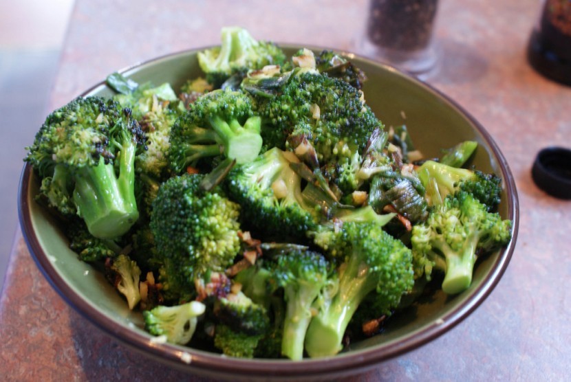 Tumis sayur brokoli. Ditambahkan daging iris tipis, tumis brokoli dapat menjadi menu bekal untuk anak sekolah.