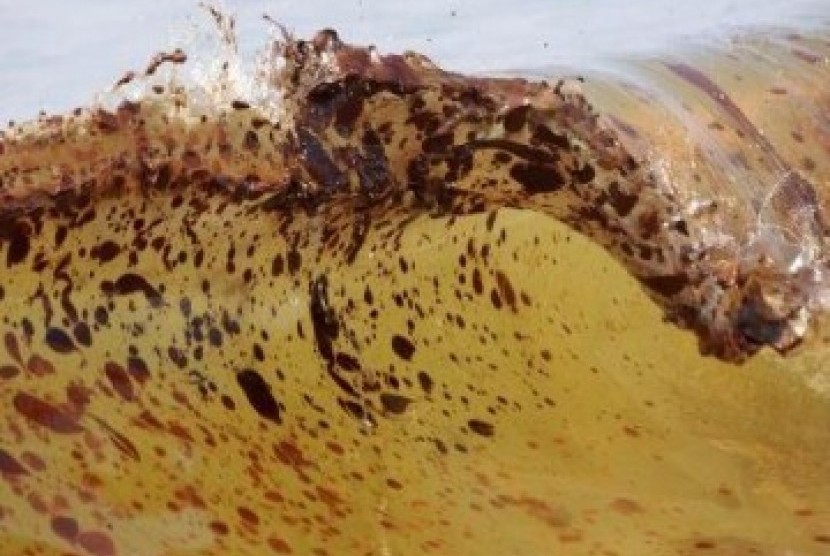 Tumpahan minyak di laut. Ilustrasi