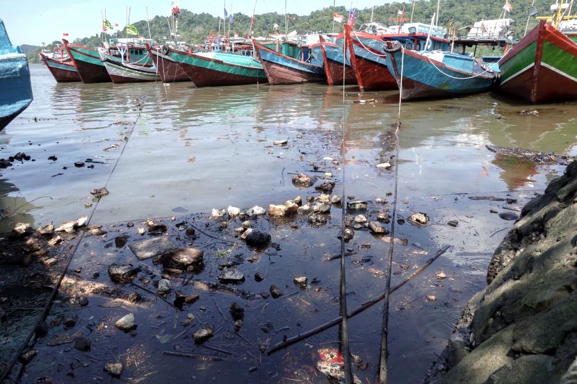 Tumpahan minyak mentah masih terlihat menggenangi perairan di sekitar Dermaga PT Pelindo, Jateng, Selasa (28/6/2022). PT Kilang Pertamina Internasional Unit Cilacap bersama nelayan dan warga masih melakukan pembersihan tumpahan minyak mentah yang diketahui pertama kali pada Senin (27/6/2022) sore.