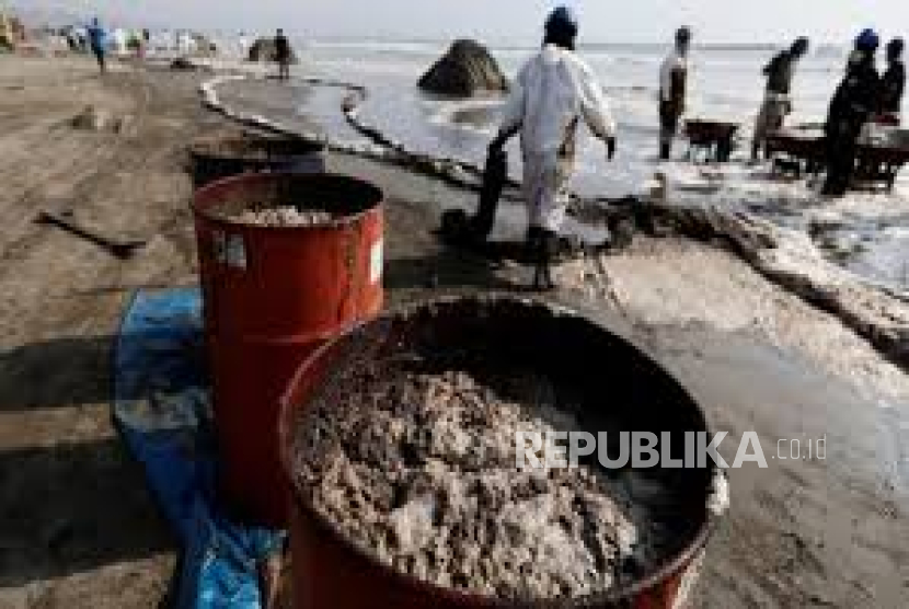 Tumpahan minyak terjadi pada Sabtu (21/12/2024) di kilang Talara, kawasan utara Peru, akibat manuver pra-pengiriman kapal.