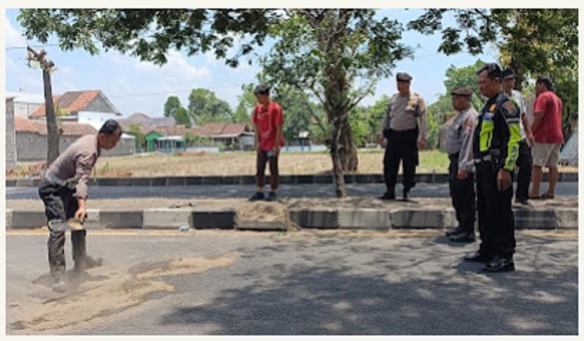 Tumpahan solar di Jalan Ringroad Selatan, Yogyakarta.