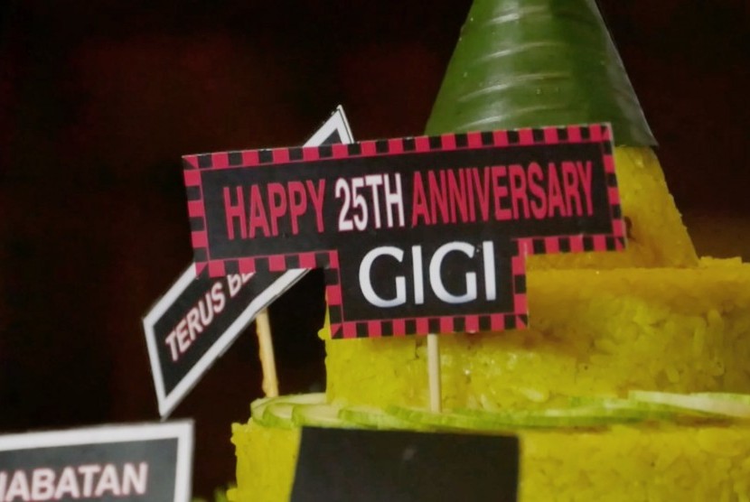 Tumpeng perayaan 25 tahun GIGI berkarya di musik Indonesia.