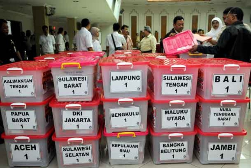 Tumpukan berkas persyaratan verifikasi partai politik saat melakukan proses pendaftaran peserta pemilu di Komisi Pemilihan Umum (KPU), Jakarta, Senin (3/9).