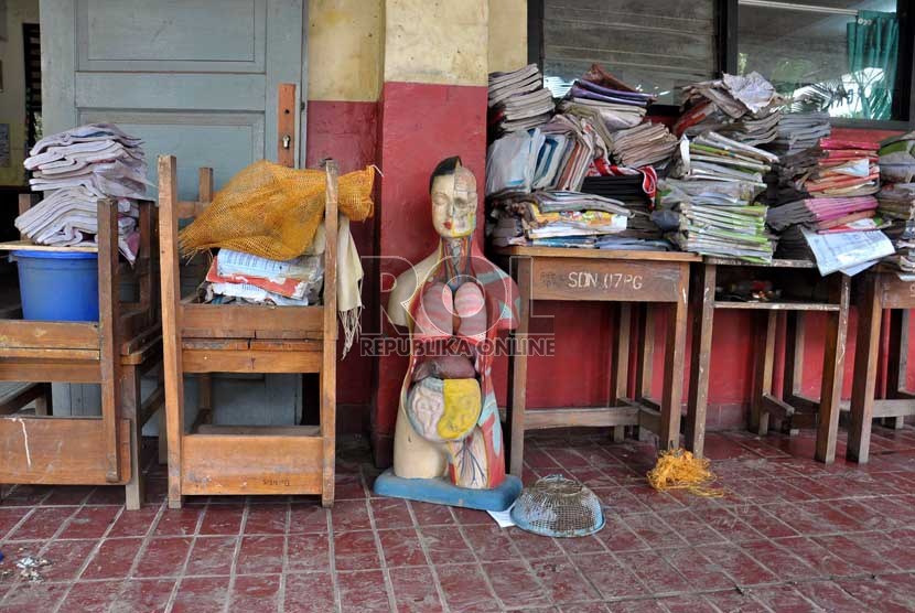  Tumpukan buku-buku pelajaran yang basah akibat banjir di SDN 07 Petamburan,Jakarta Barat,Senin (21/1).  (Republika/Rakhmawaty La'lang)