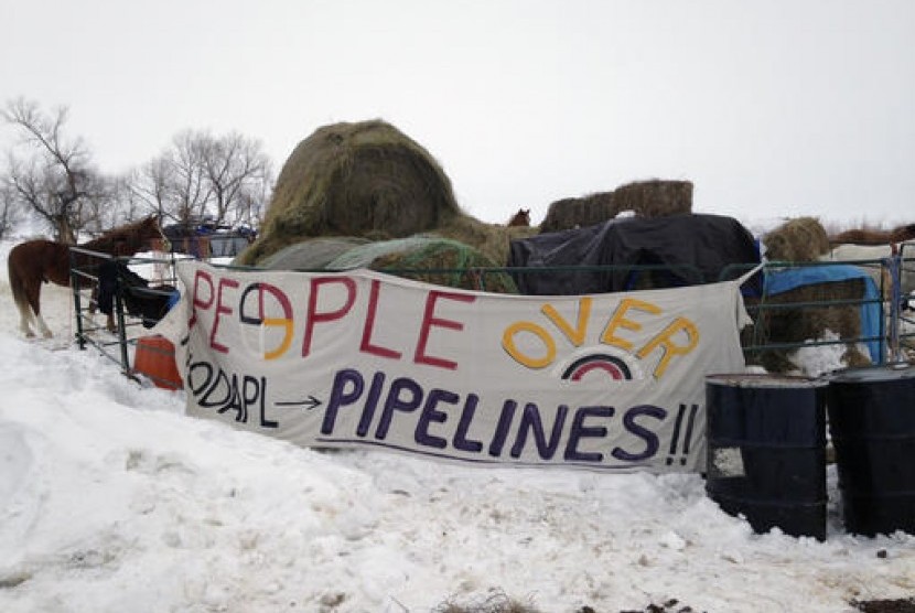 Tumpukan jerami ditumpuk di kamp protes di sepanjang rute pembangunan pipa minyak Dakota Access dekat Cannon Ball, North Dakota, 24 Januari 2017. Trump menandatangani dua perintah eksekutif soal proyek pipa kontroversial di Keystone XL dan Dakota Access.