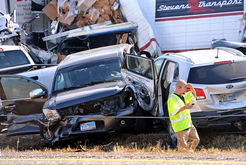 Tumpukan kendaraan akibat kecelakaan tabrakan beruntun di jalan raya Interstate 10 di Texas,Kamis (22/11). (AP/ The Enterprise Beaumont, Guiseppe Barranco)