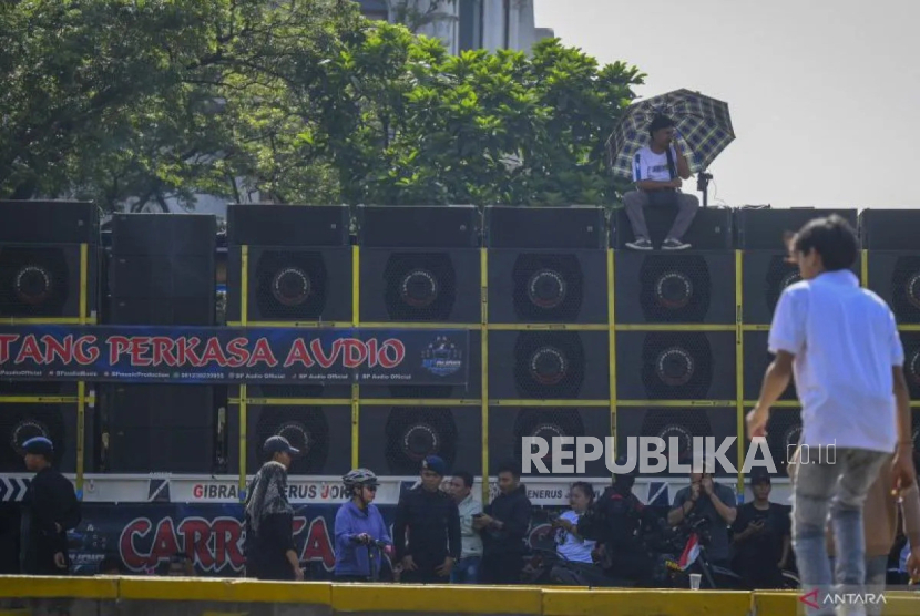 Tumpukan pengeras suara yang membentuk sistem suara horeg di Jl. Sudirman, Jakarta, 20 Oktober 2024. 