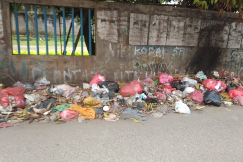 Tumpukan sampah berjajar di jalan Yapink Putra Setiamekar, Tambun Selatan, Kabupaten Bekasi.