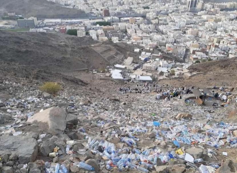 Tumpukan sampah botol plastik yang dibuang sembarangan oleh jamaah haji di jalur pendakian Gua Hira, Jabal Nur, Makkah, Arab Saudi pada musim haji 2019.