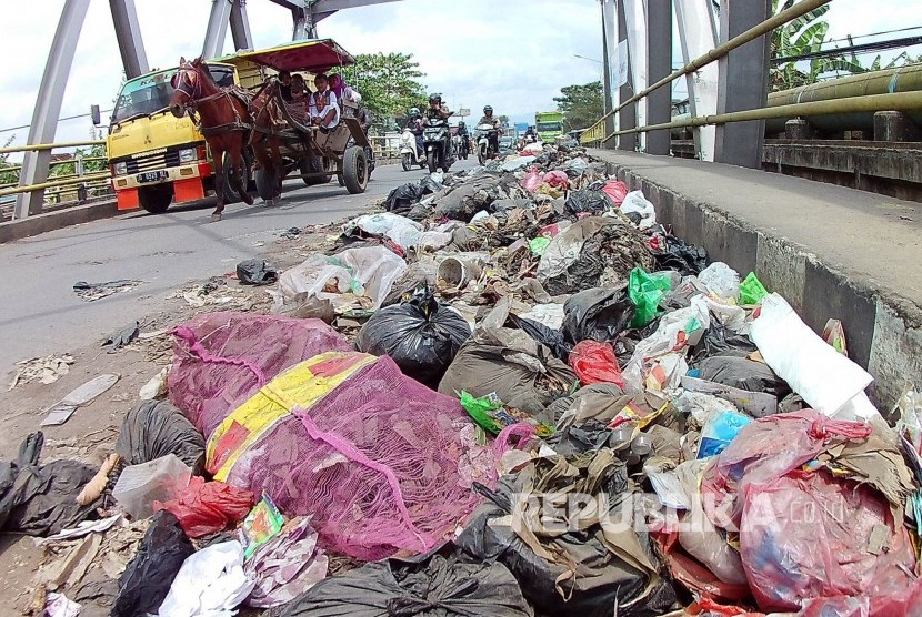 Tumpukan sampah di atas jembatan Sungai Citarum, di Jalan Raya Dayeuhkolot, Kabuapeten Bandung, Senin (9/1)