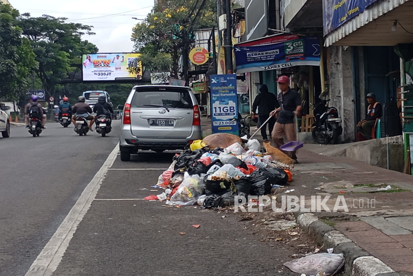 Tumpukan sampah di beberapa titik di Jalan Sukajadi, Kota Bandung sering muncul di pagi hari