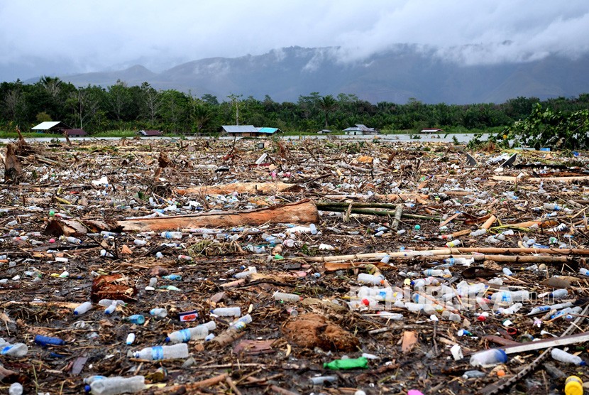 Tumpukan sampah di Danau Sentani, Sentani, Jaya Pura, Papua, Rabu (20/3/2019). 