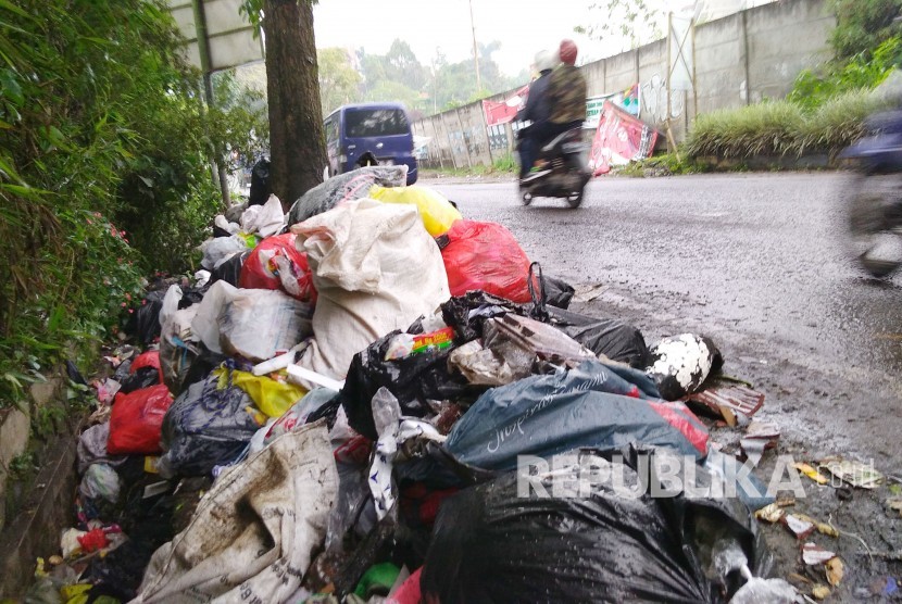 Tumpukan sampah di Jalan Kolonel Masturi, Kecamatan Lembang, Kabupaten Bandung Barat, Rabu (20/2). 