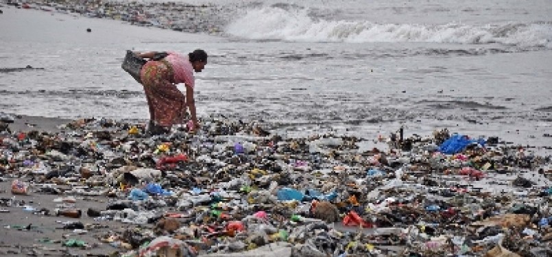 Tumpukan sampah di pantai/Ilustrasi