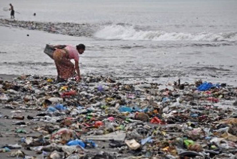 Sampah Berserakan di Pantai Buleleleng Republika Online