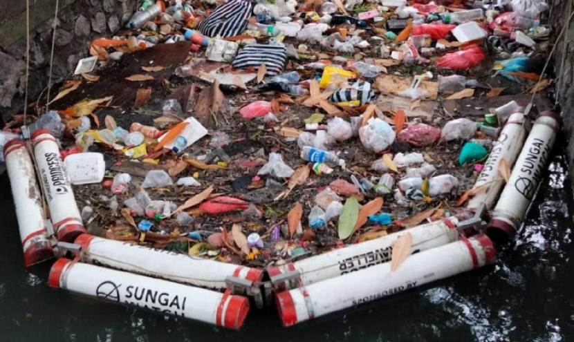 Tumpukan sampah di salah satu sungai (ilustrasi). uku Dinas Sumber Daya Air (SDA) Jakarta Timur membangun sebanyak dua unitrotary screen atau jaring putar untuk menyaring sampah penyebab banjir yang terbawa aliran sungai dari arah Kota Depok, Jawa Barat setiap kali turun hujan.