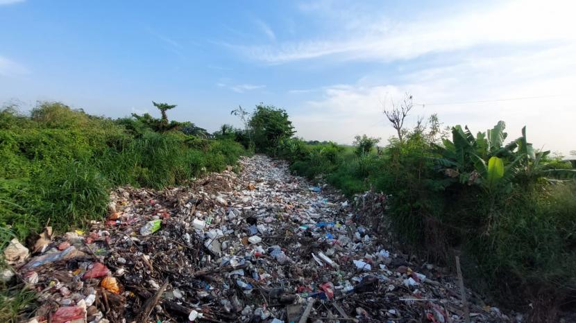 Tumpukan sampah di saluran irigasi yang merupakan aliran Kali Busa, Desa Satria Mekar, Kecamatan Tambun Utara, Kabupaten Bekasi.