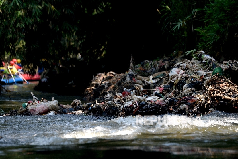  Tumpukan sampah di Sungai Ciliwung, Jakarta, Ahad (3/9). 
