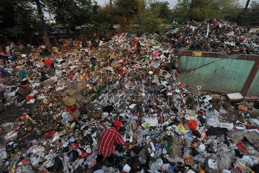 Tumpukan sampah di Tempat Pembuangan Sampah Sementara kawasan Kalibata, Jakarta Selatan, Rabu (4/10).Republika/Edwin Dwi Putranto