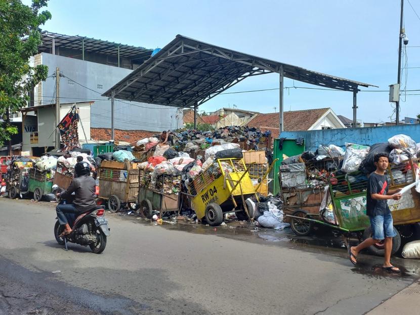 Tumpukan sampah di TPS Pagarsih, Kota Bandung mulai menggunung akibat tidak bisa diangkut ke TPA Sarimukti, Bandung Barat, Senin (8/11). Operasional TPA Sarimukti terganggu akibat kehabisan BBM untuk alat berat. 