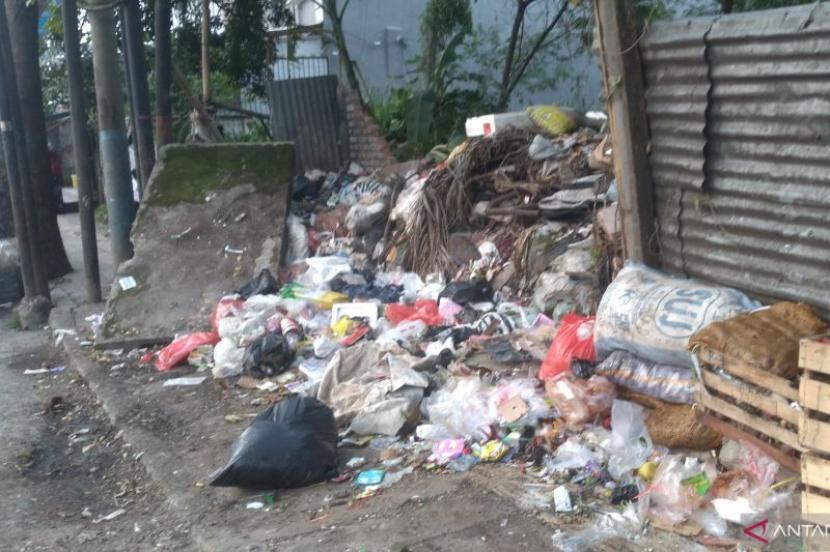 Tumpukan sampah di TPS sepanjang jalan protokol Kabupaten Cianjur, Jawa Barat.