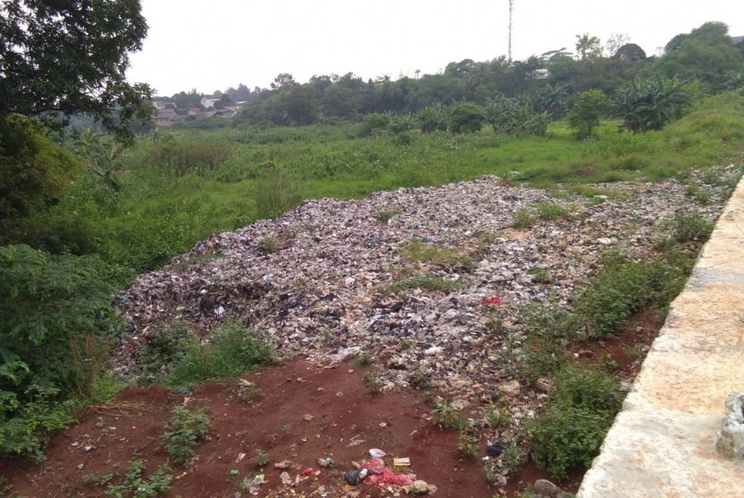 Tumpukan sampah disekitar lokasi pelebaran Jalan Raya Inspeksi Kalimalang,  Kabupaten Bekasi,  Rabu (10/4).