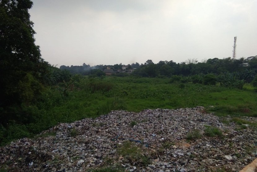 Tumpukan sampah disekitar lokasi pelebaran Jalan Raya Inspeksi Kalimalang,  Kabupaten Bekasi,  Rabu (10/4).